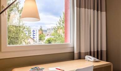 IBIS GENEVE AEROPORT Room Type - Standard Room for disabled guests, with 1 double bed