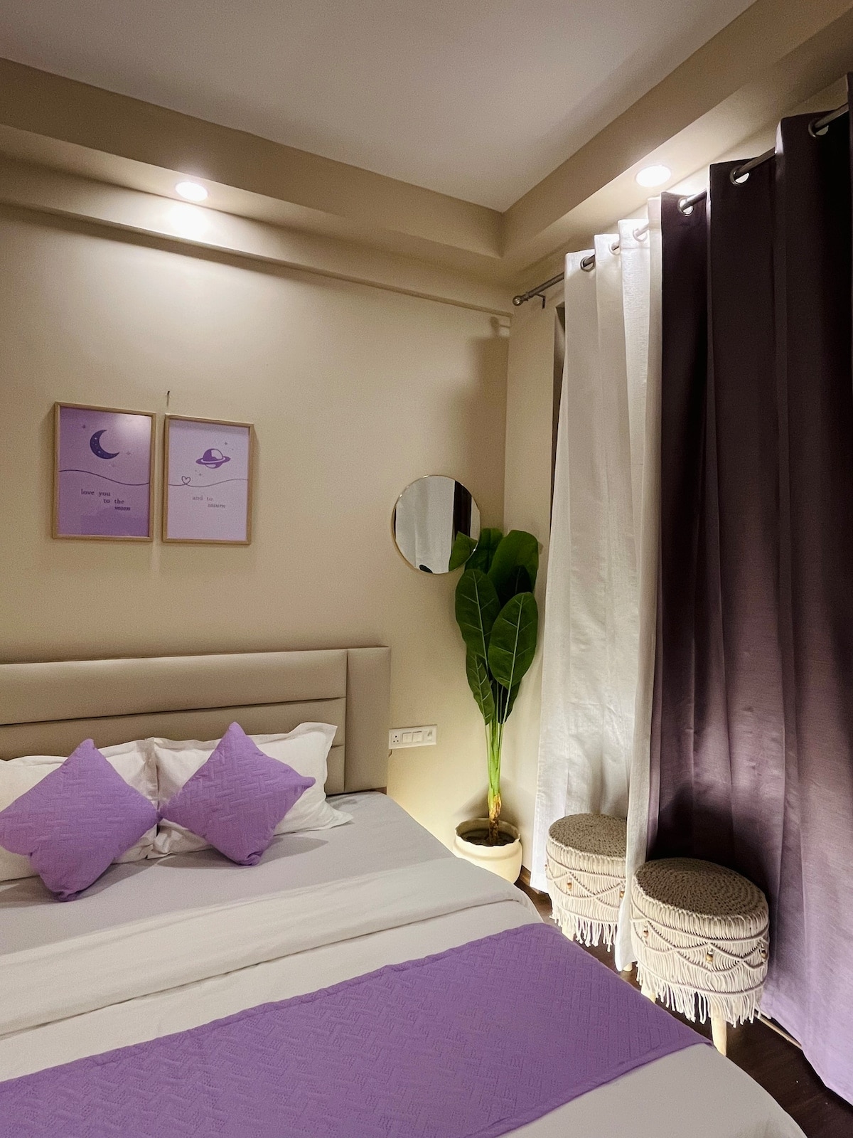 Stayora Luxury Stay Modern Room Prime Location - Tap to explore photos