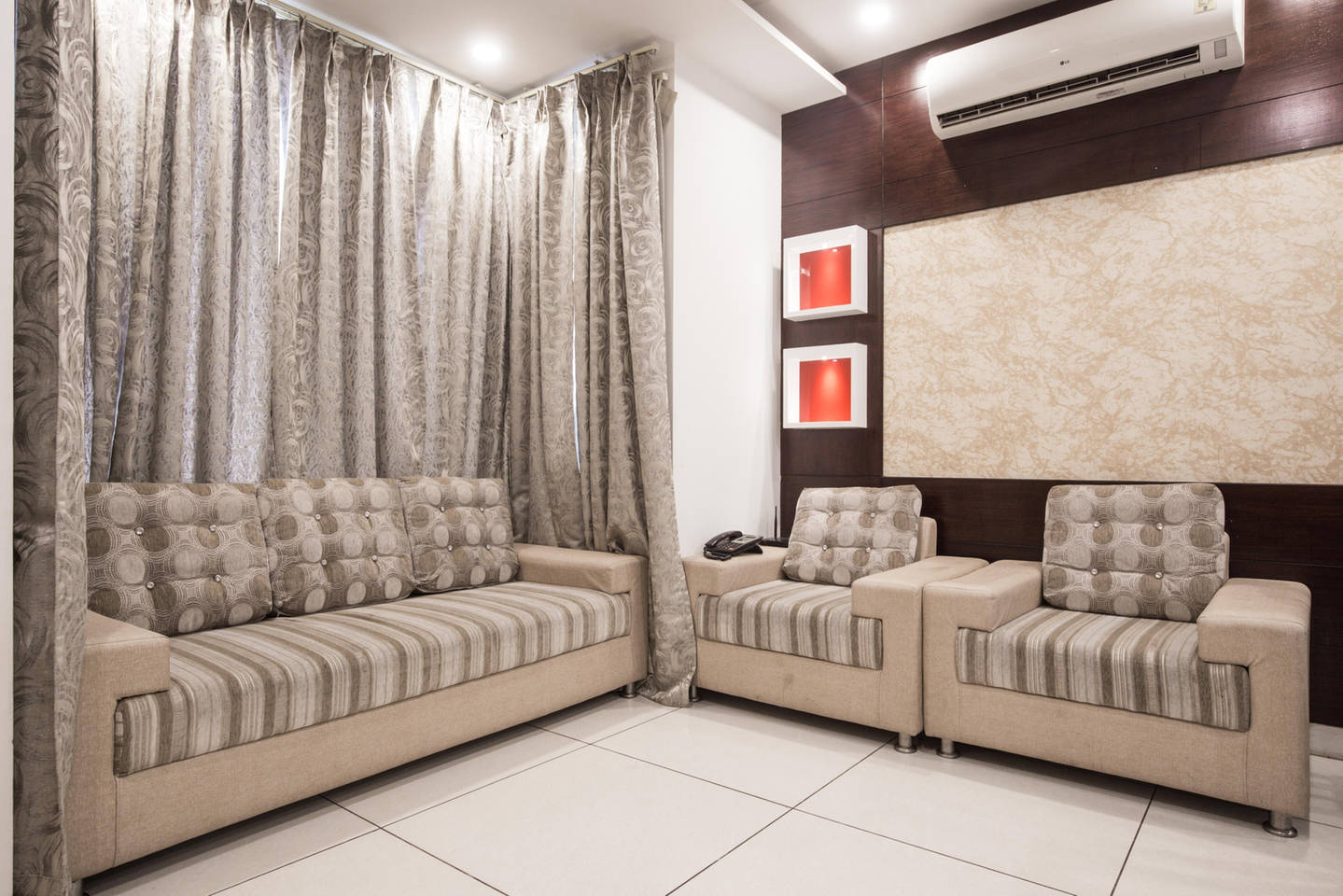 Homlee | Luxury Inn 5 Star Spacious Home with Kitchen - Tap to explore photos