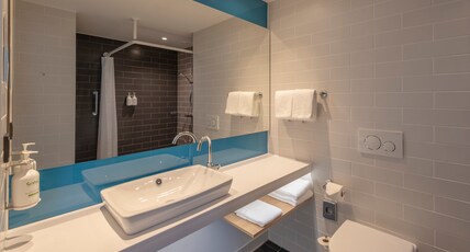 Holiday Inn Express DUSSELDORF - HAUPTBAHNHOF Room Type - 1 Queen Standard Accessible