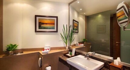 DLF CLUB 5 - Golf Course Road Room Type - Deluxe Room
