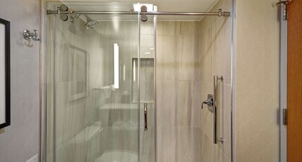 Embassy Suites Raleigh - Durham/Research Triangle Room Type - 1 KING CORNER NS-567 SQFT