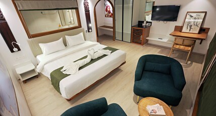 Coventina Kerala Luxury Houseboat Room Type - AC Luxury Room in Houseboat with Cruise and dining