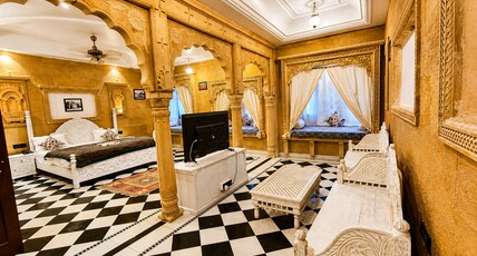 Garh Adhiraj A Luxurious Boutique Haveli Room Type - Maharaja Suite with Jarokha
