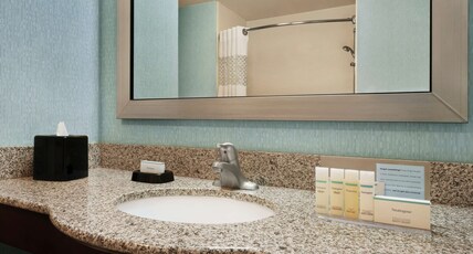 Hampton Inn & Suites by Hilton Grafton Room Type - 2QN MOB HEARING ACC TUB NS