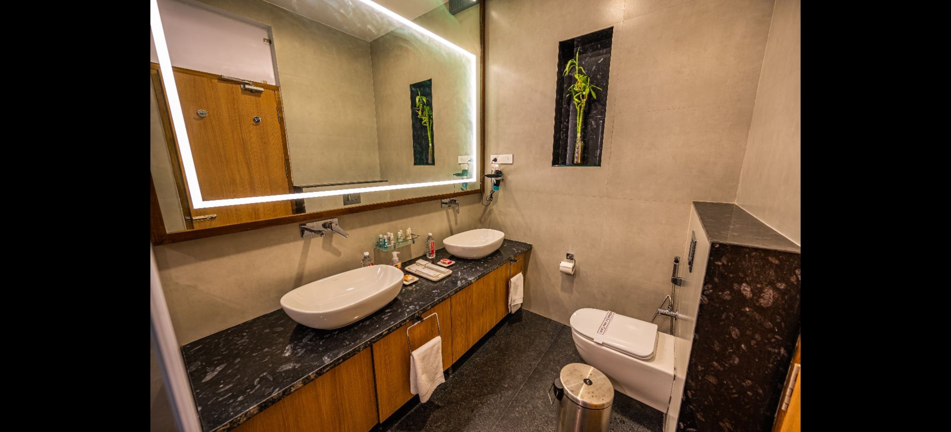 S R Jacuzzi Suites (Private Room) - Tap to explore photos