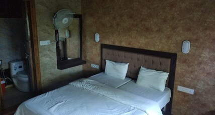 SREEKRISHNA HOUSEBOATS Room Type - Ac deluxe room for night stay ( 5.30pm to 9.00am) AC timing 9 Pm to 6 Am