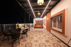 Runway Retreat Rooftop Swing Airport View