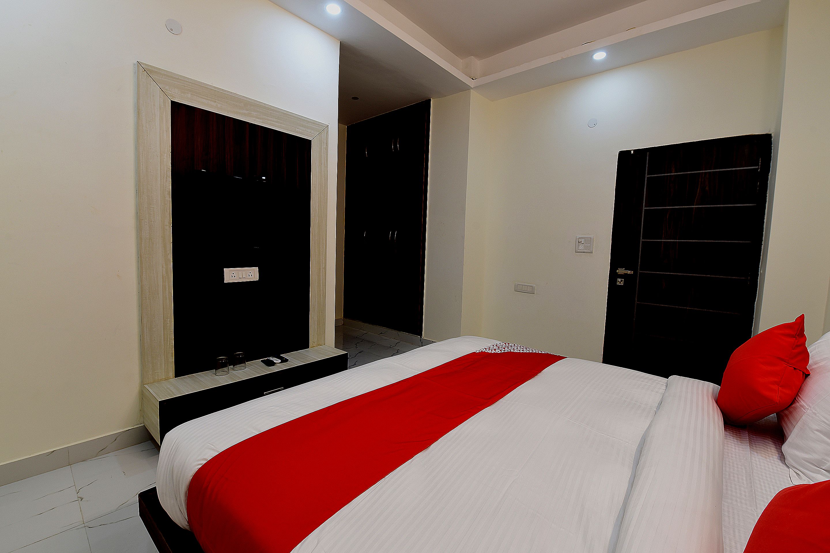 Hotel O The Signature Hotel Near Iskcon Temple Noida - Tap to explore photos