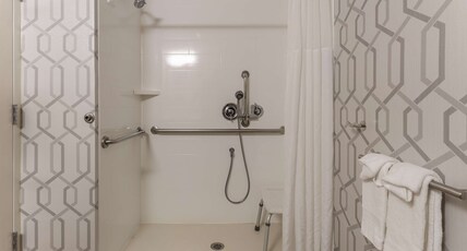 Hampton Inn by Hilton Madison East Towne Mall Area Room Type - 1 DBL ACC W ROLLIN SHWR NS