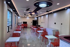 Temple View Guest House | 20 Mts from Ram Mandir