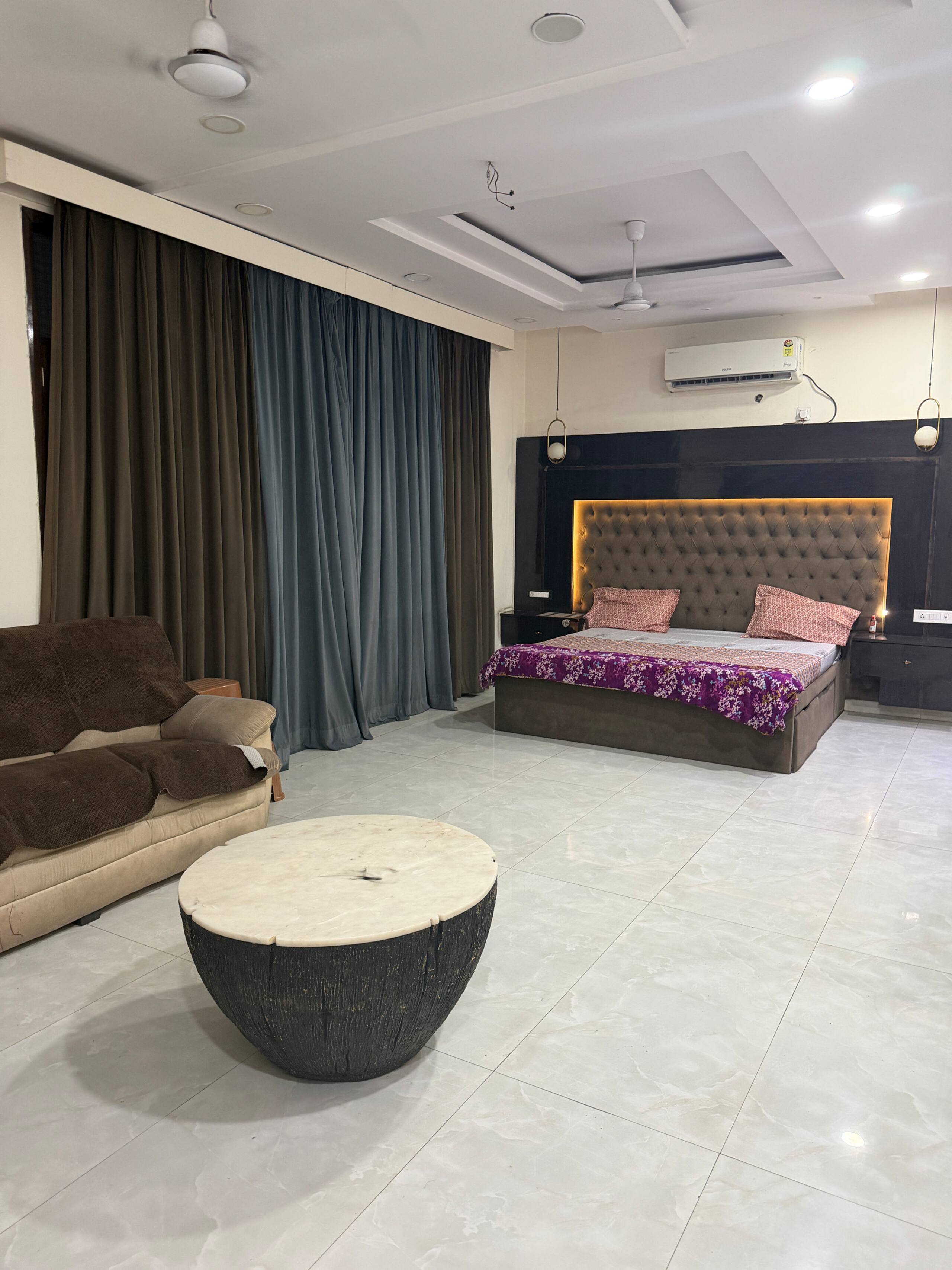 Cozy 3BHK penthouse with kitchen and lounge - Tap to explore photos