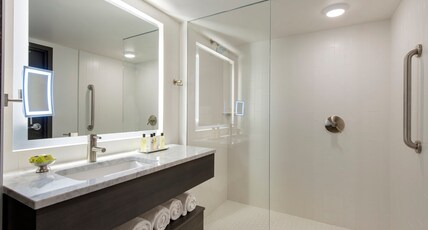 InterContinental Saint Paul Riverfront, an IHG hotel Room Type - 1 King Classic Mobility Accessible Tub