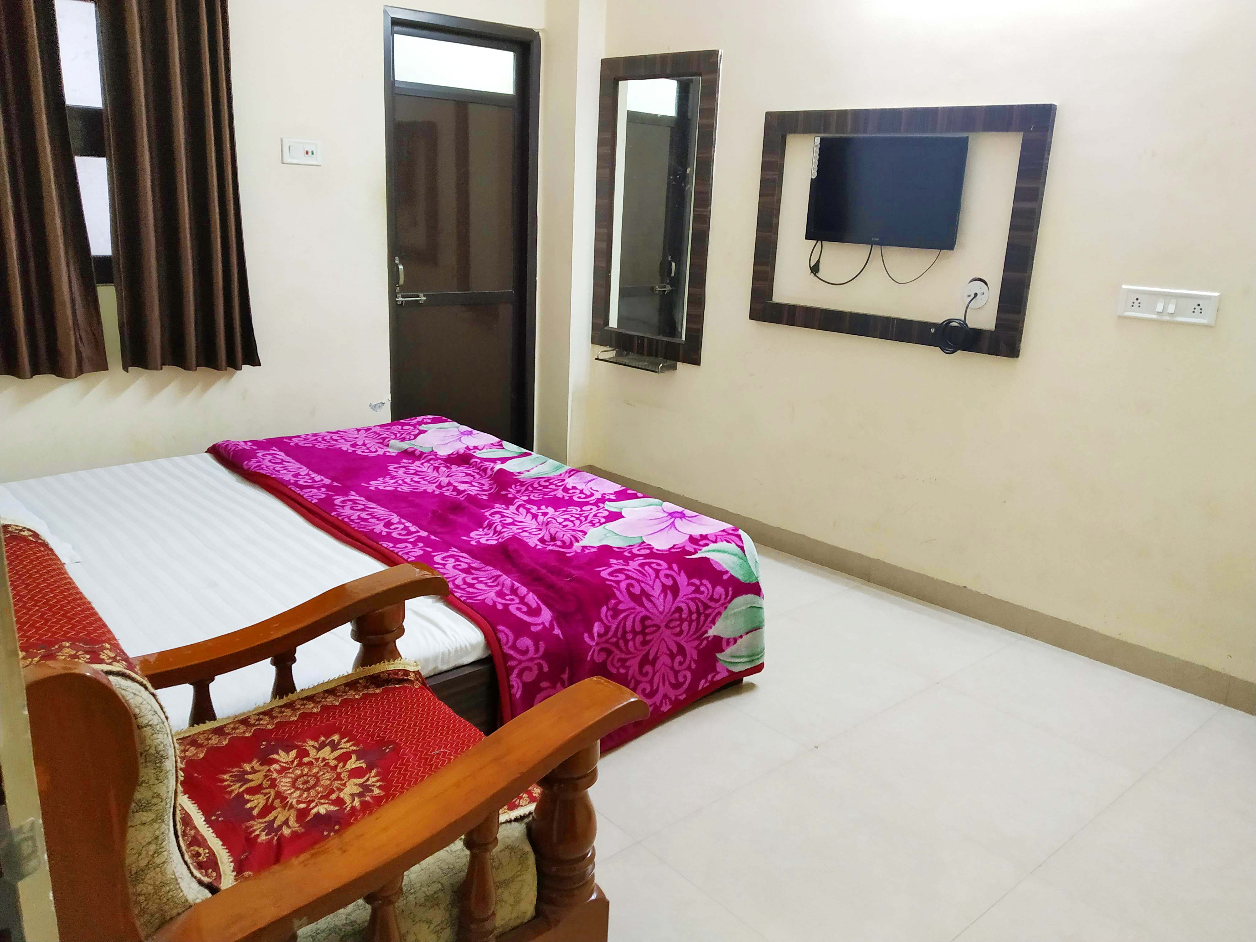Hotel Navkar Guest House - Tap to explore photos