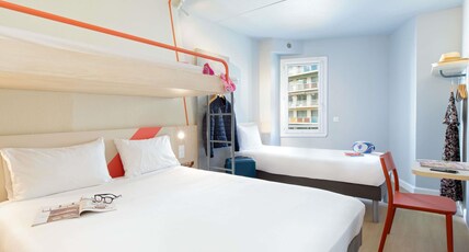 ibis budget Toulon Centre Room Type - FAMILY ROOM - room with a double bed, 1 mezzanine bed and 1 single bed