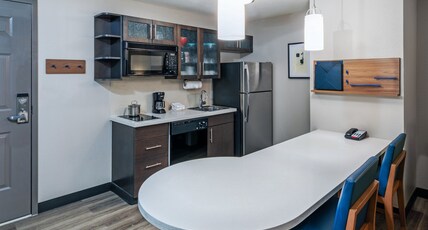 Candlewood Suites - Topeka West Room Type - 1 Qn Studio Ste Comm Access Full Kitchen