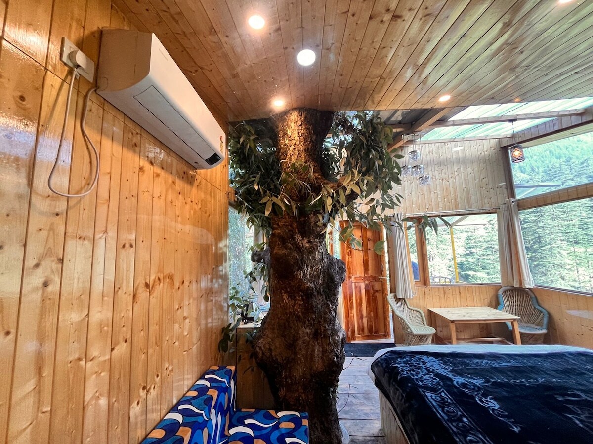 Treehouse Jacuzzi Bastiat stays Jibhi - Tap to explore photos