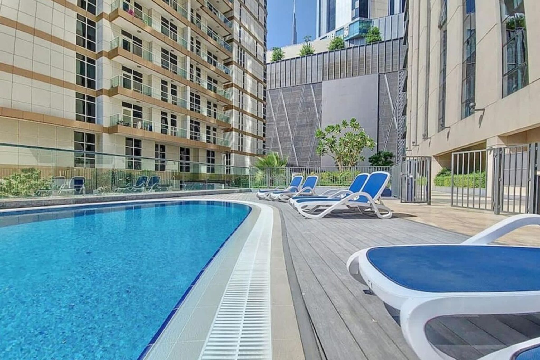 ELIVAAS Curated Stylish 1BHK in Downtown, Dubai - Tap to explore photos