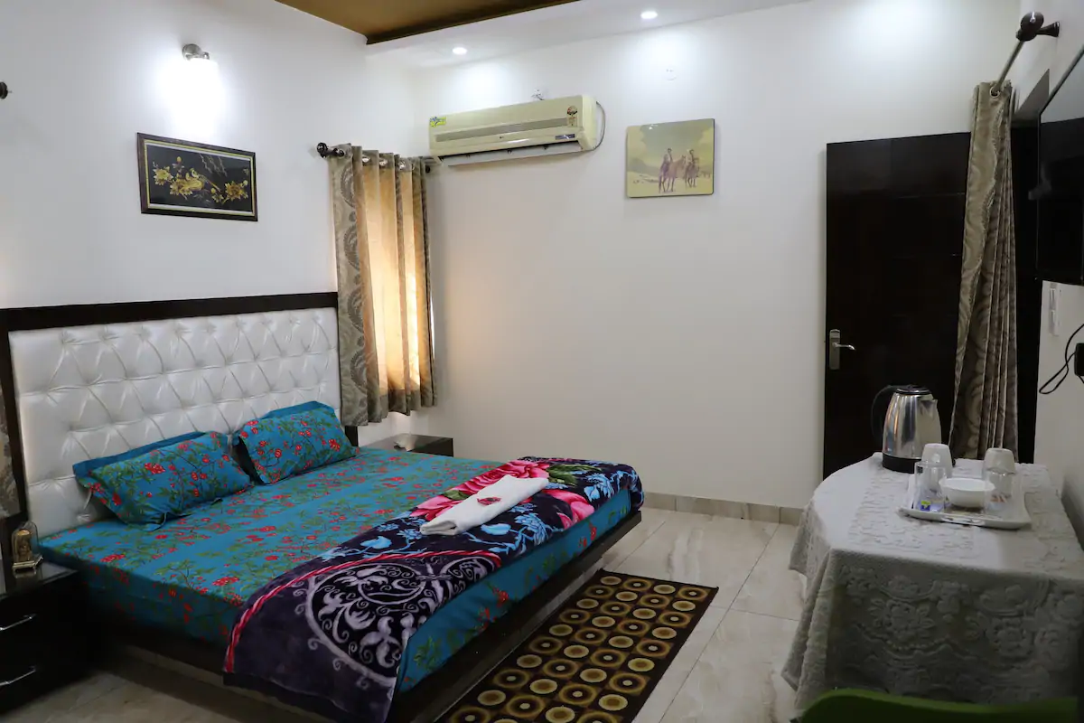 Naithani Home stay Room Type - Deluxe room