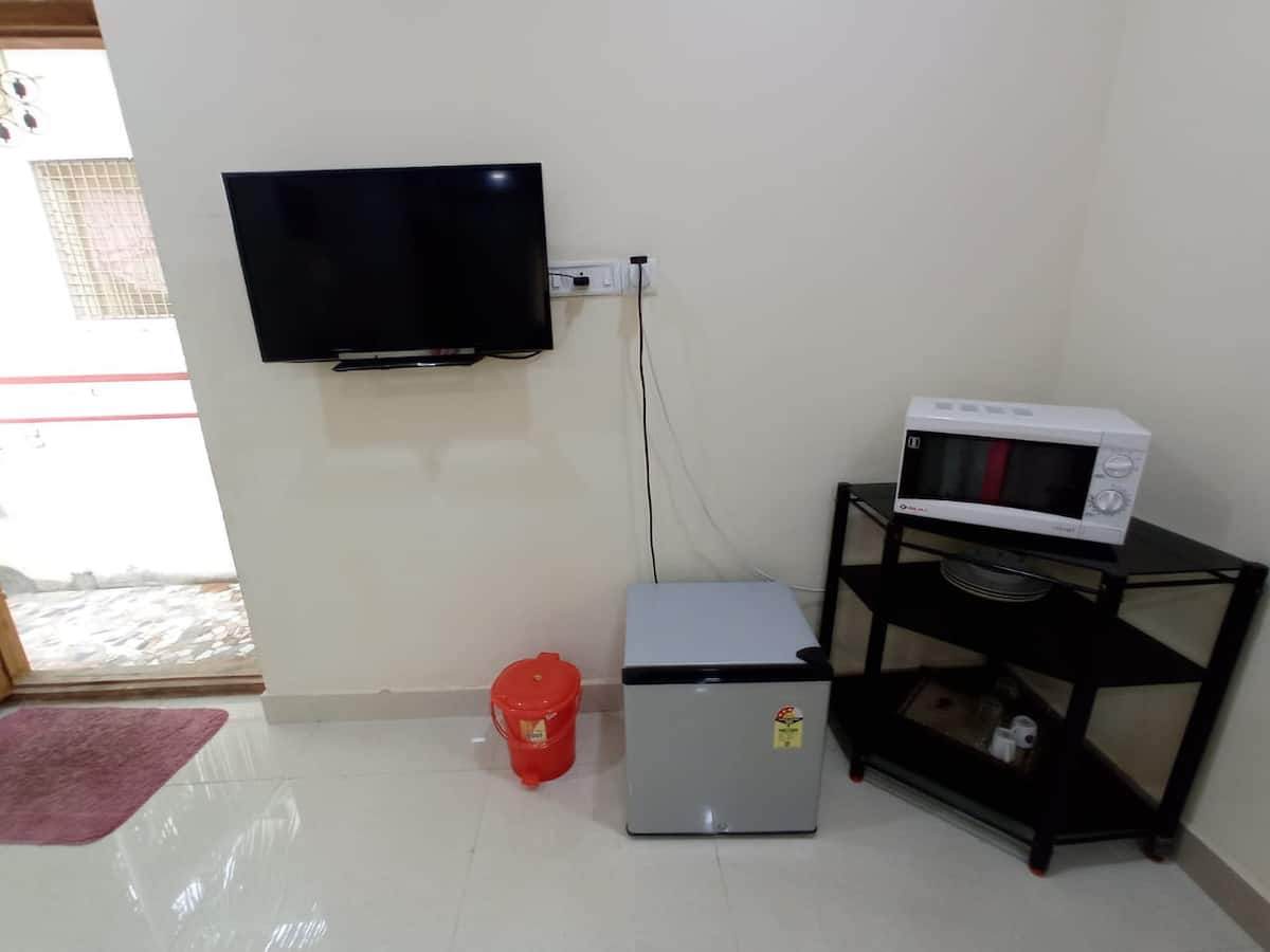 Private room with Kitchen,High speed wifi with ups - Tap to explore photos