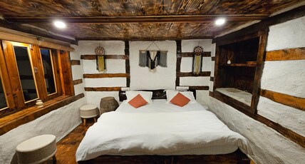 Parvati's Lap Hostel & Camps Room Type - Katha Kunni Wood Mountain View Room