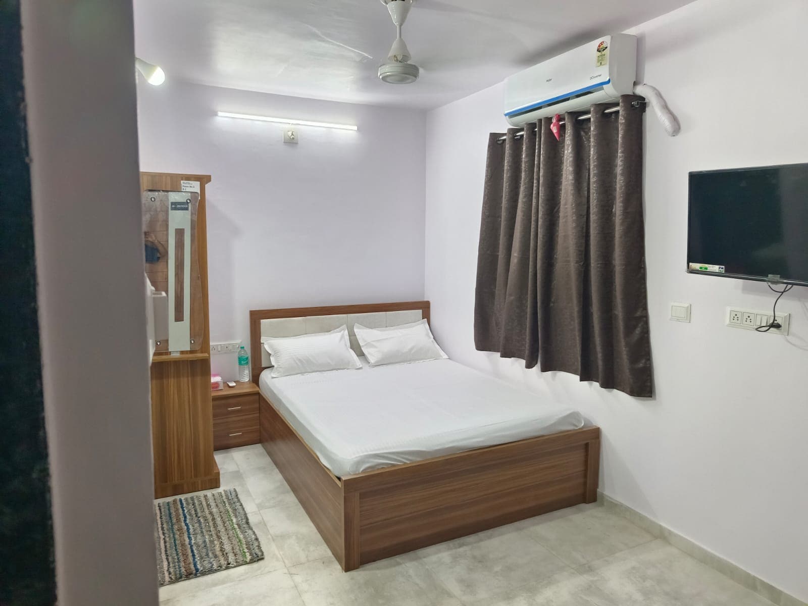 Hotel Parcham - Tap to explore photos