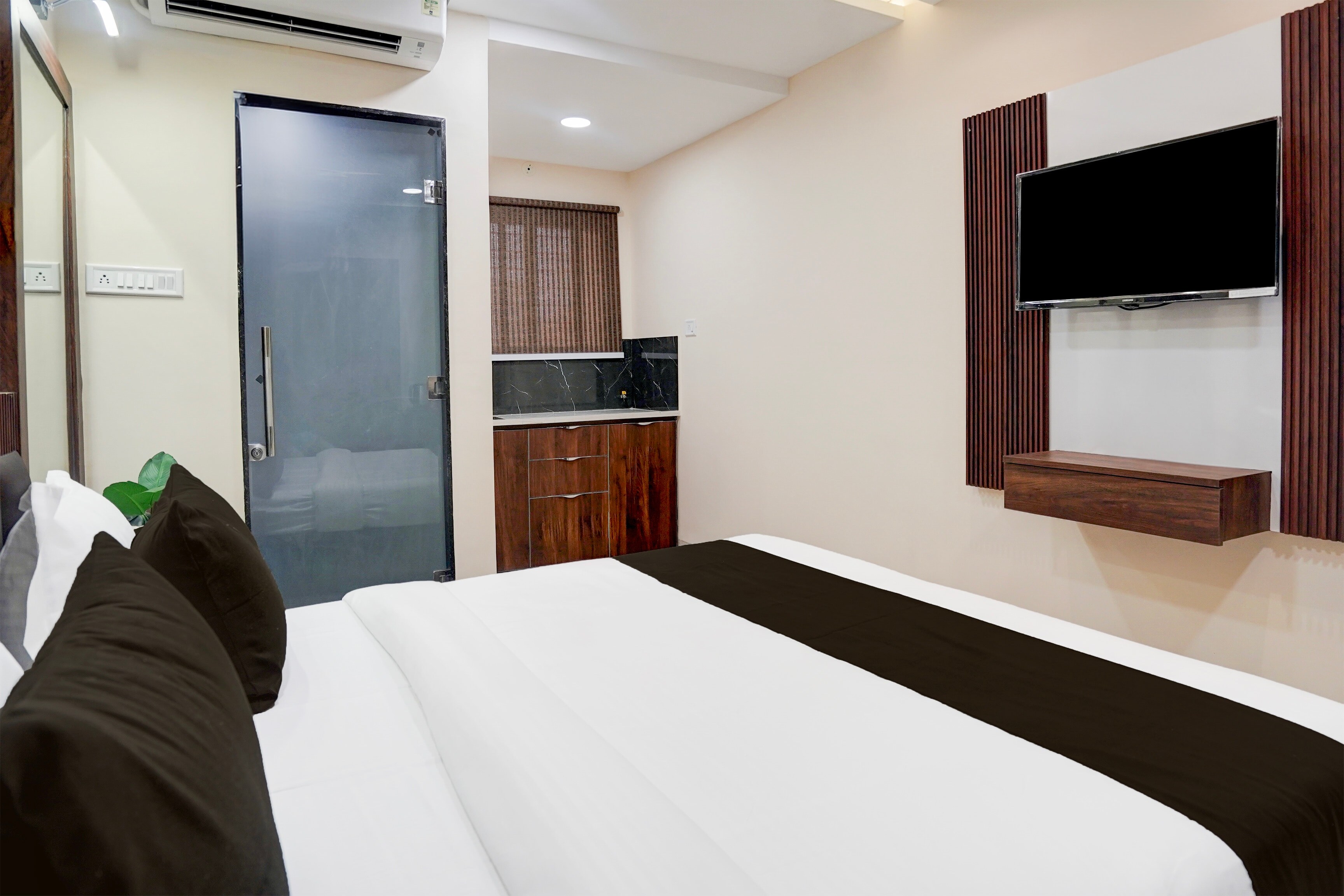 Hotel O Lakshya - Tap to explore photos