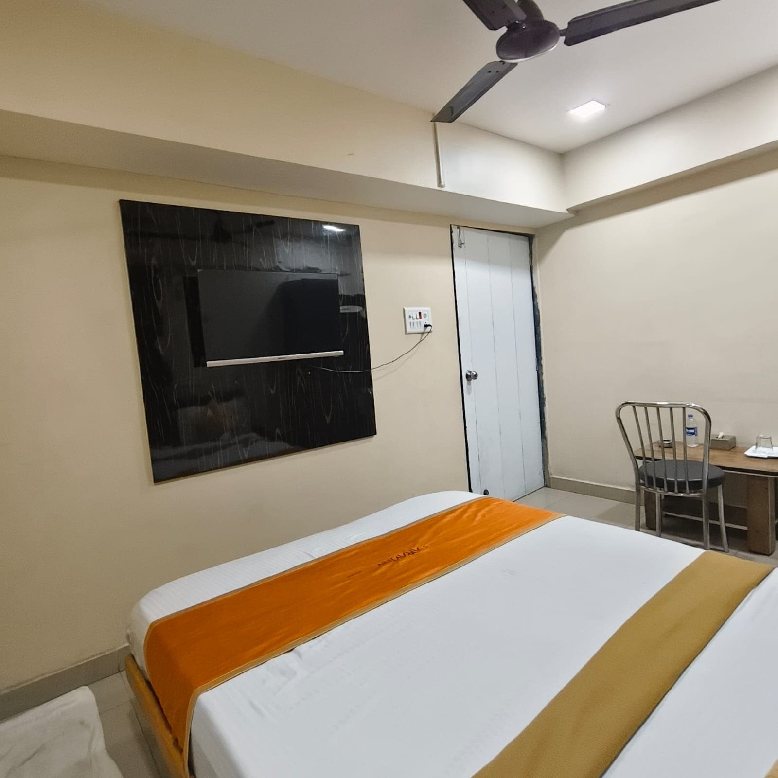 Hotel Aravi Inn - Tap to explore photos