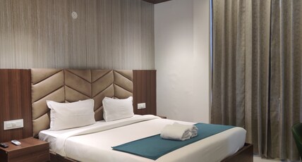 Hotel Heaven and Hills Room Type - Luxury Room with Balcony and Dining Lounge