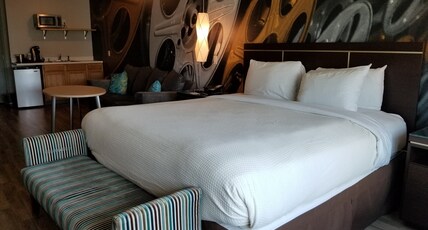 Hotel Indigo Pittsburgh East Liberty, an IHG hotel Room Type - 1 King Bed Suite Sofa Bed