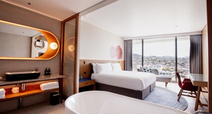 Crowne Plaza HOBART Room Type - 1 Bedroom Suite Lounge Access City View