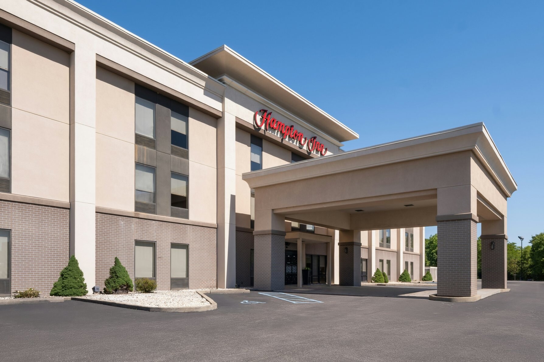 Hampton Inn Winfield - Tap to explore photos