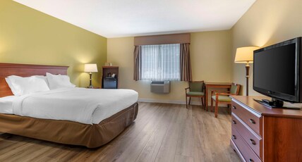 Best Western York Inn Room Type - Accessible - 1 Queen, Mobility Accessible, Bathtub, Non-Smoking, Full Breakfast Best Western York Inn Room Type - Accessible - 1 Queen, Mobility Accessible, Bathtub, Non-Smoking, Full Breakfast