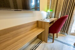 Enroot Stays | Chic Private Room in a 3 BDR House