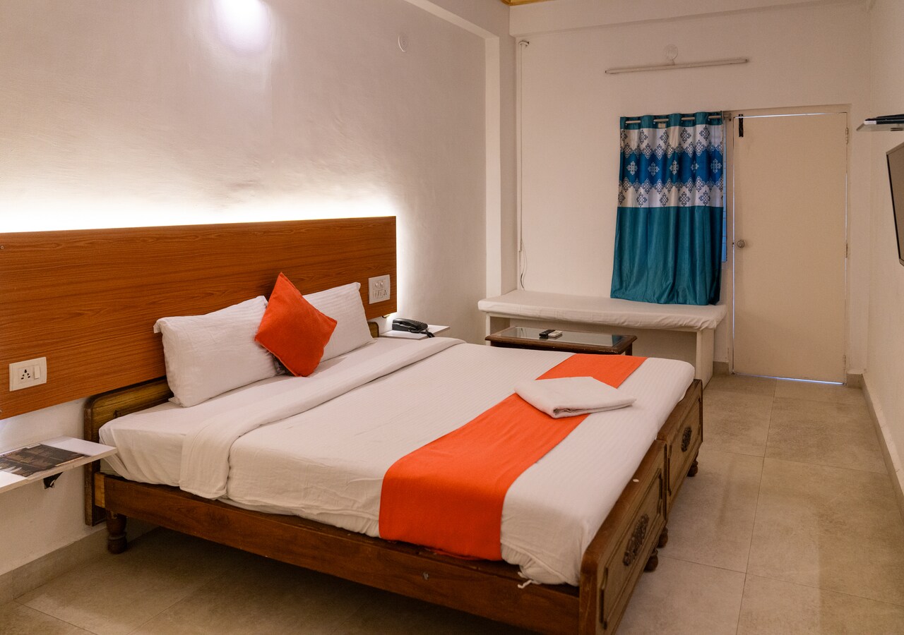 Orange Rooms - Tap to explore photos