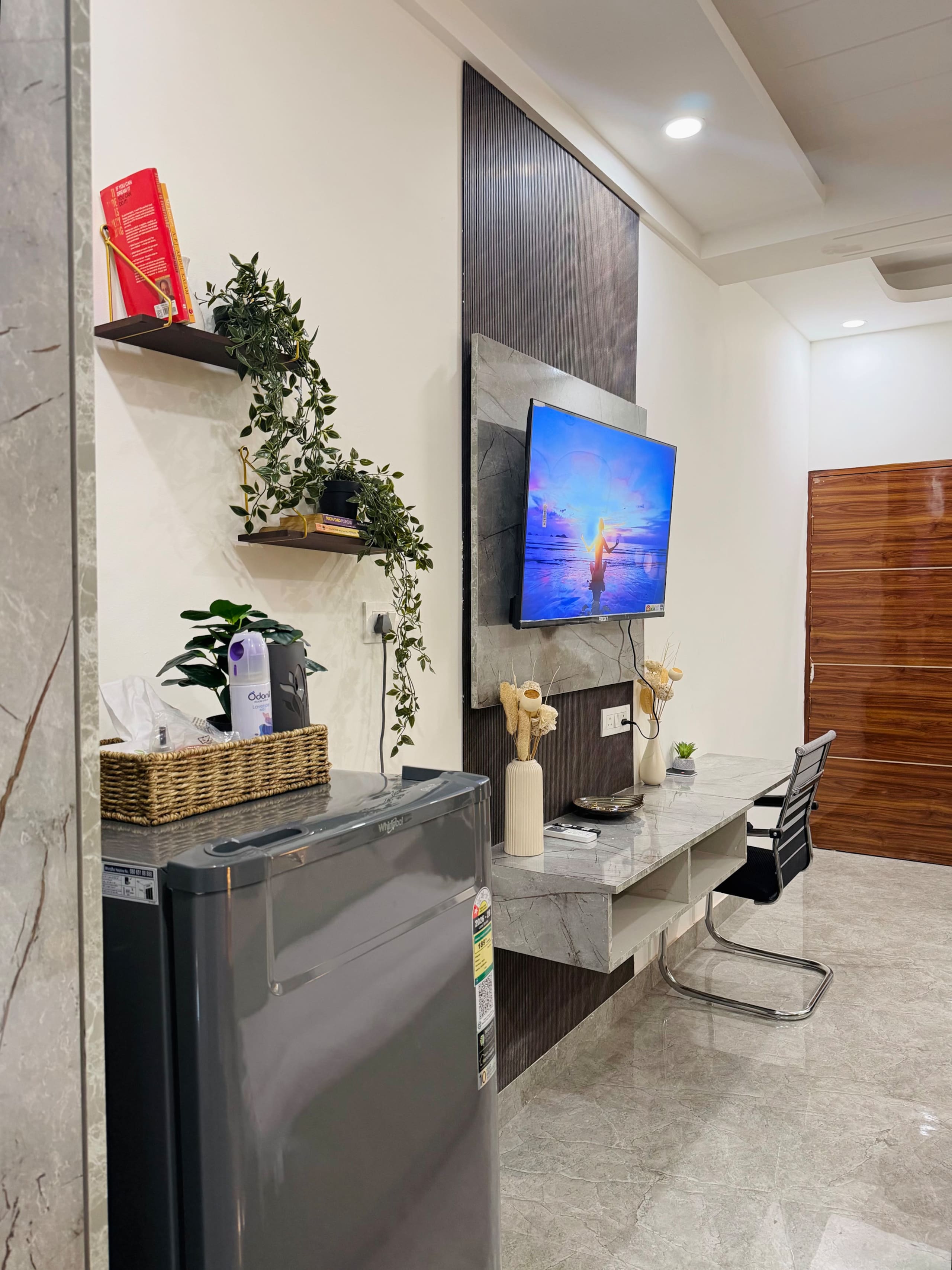 Studio apt in sec 39 Near Medanta Max Fortis - Tap to explore photos