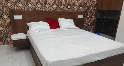 HOTEL KADAMB Room Type - Deluxe Room
