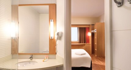 Ibis Valparaiso Room Type - Room with queen-size bed for two people