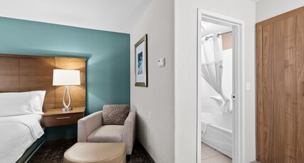 Staybridge Suites CALGARY AIRPORT, an IHG hotel Room Type - 1 Queen Studio Suite Single Sofa Bed