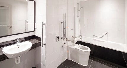 Crowne Plaza Solihull Room Type - 1 Queen Bed Standard Accessible