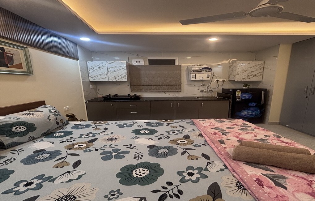 Cozy Studio || Prime East of Kailash - Tap to explore photos