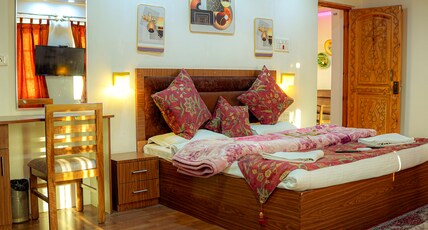 Hotel Sultan Residency Nigeen Lake Room Type - Super Deluxe Room
