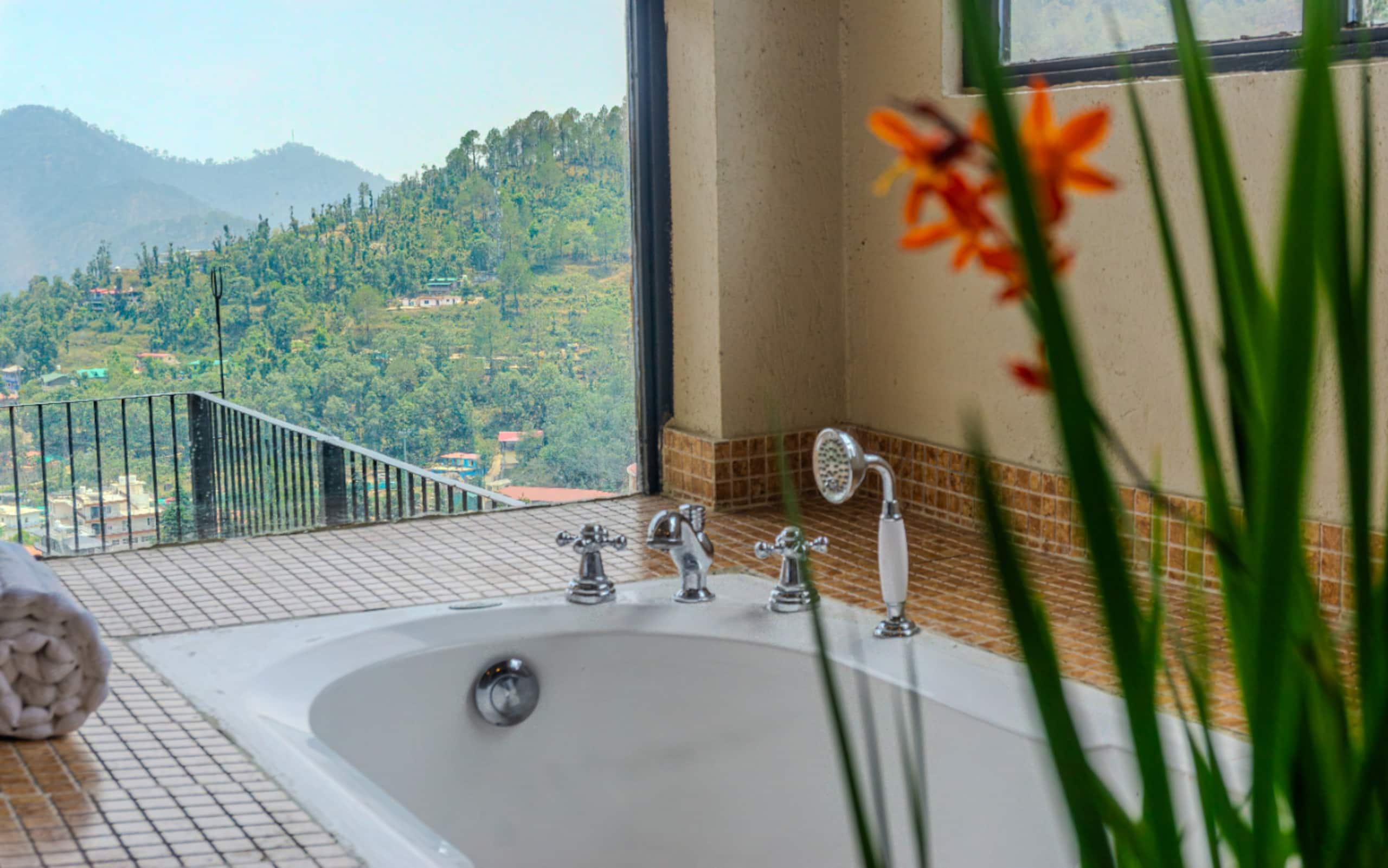 2BR Family Suite with Lake View Bathtub - Tap to explore photos