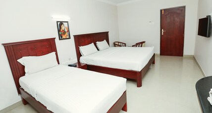 Hotel Queen Palace Room Type - Deluxe Triple