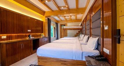 REGAL RETREAT INN Room Type - Family Room 5 Single Bed With Balcony