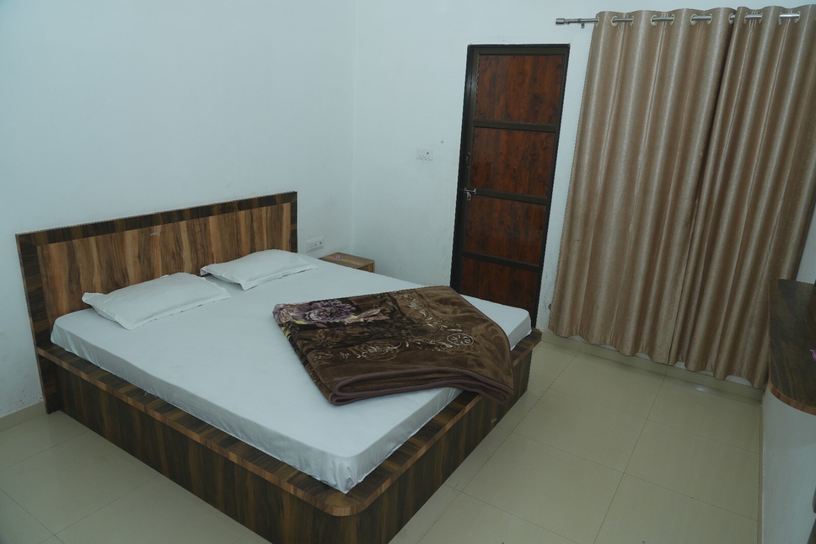 Hotel Vidya Dham Vrindavan Near Prem Mandir - Tap to explore photos