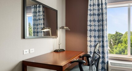 Hilton Garden Inn Winchester Room Type - 2 QUEENS W DRINKS-SNACKS