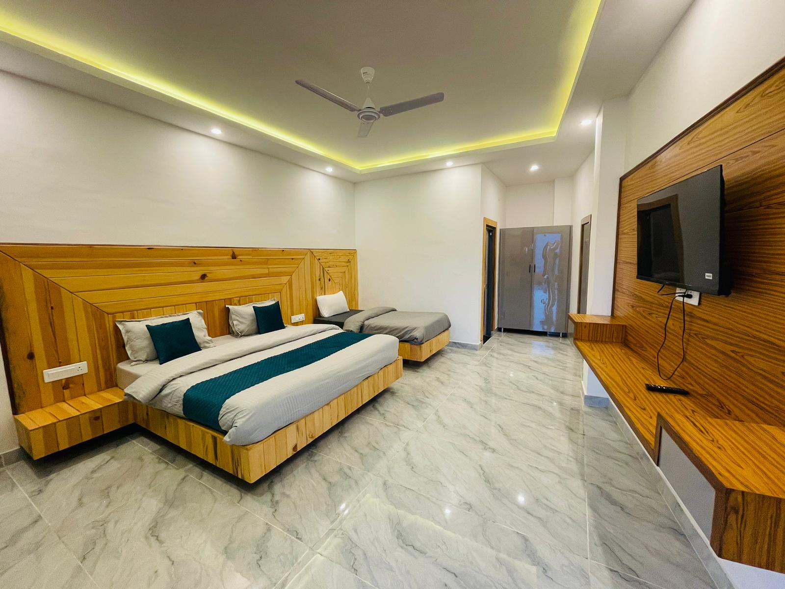 HOTEL ON THE EDGE - Tap to explore photos