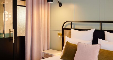 Square Lodge Hotel Room Type - Classic Room with 1 double bed and city view
