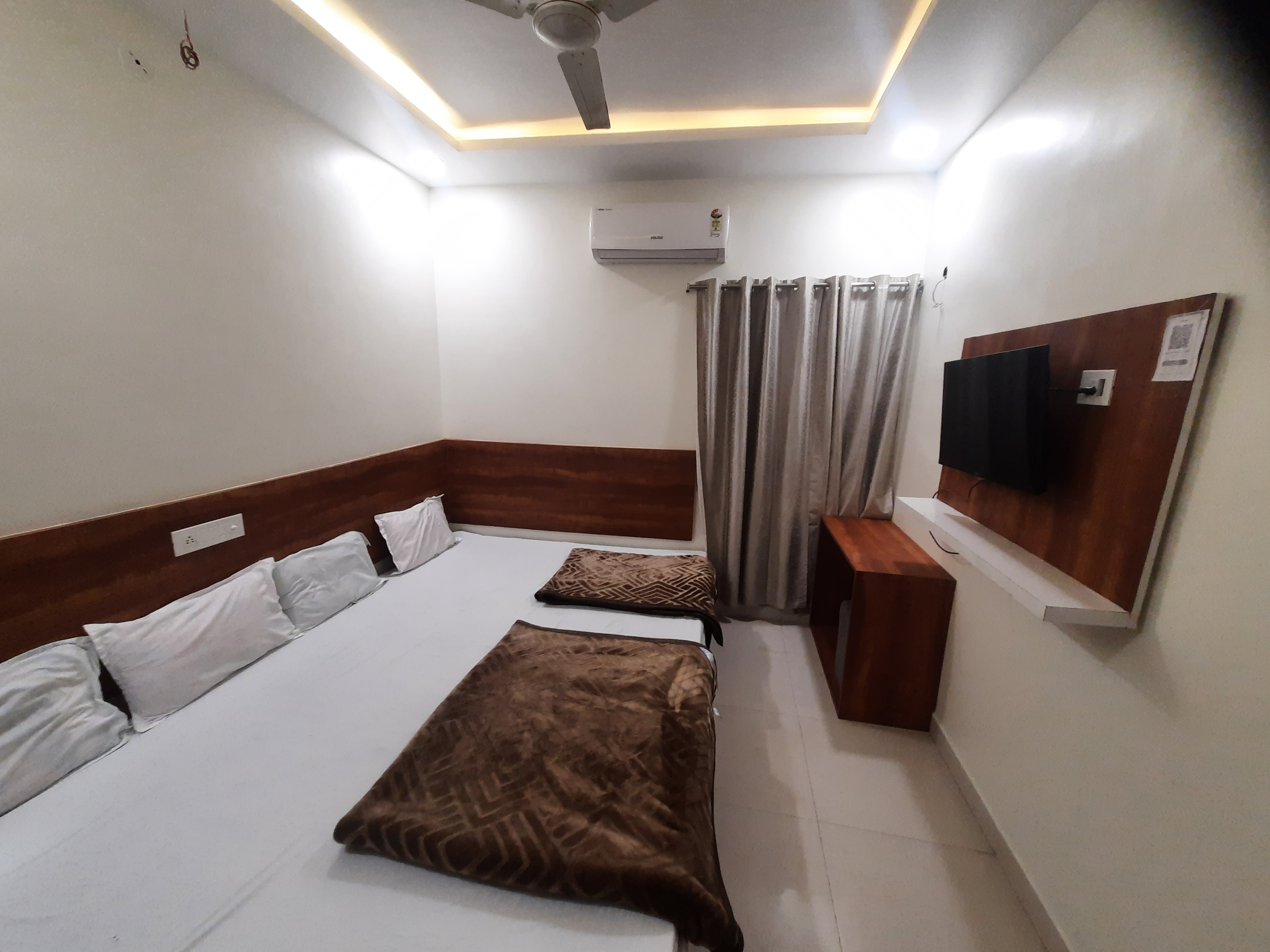 Hotel Shree Ujjain - Tap to explore photos